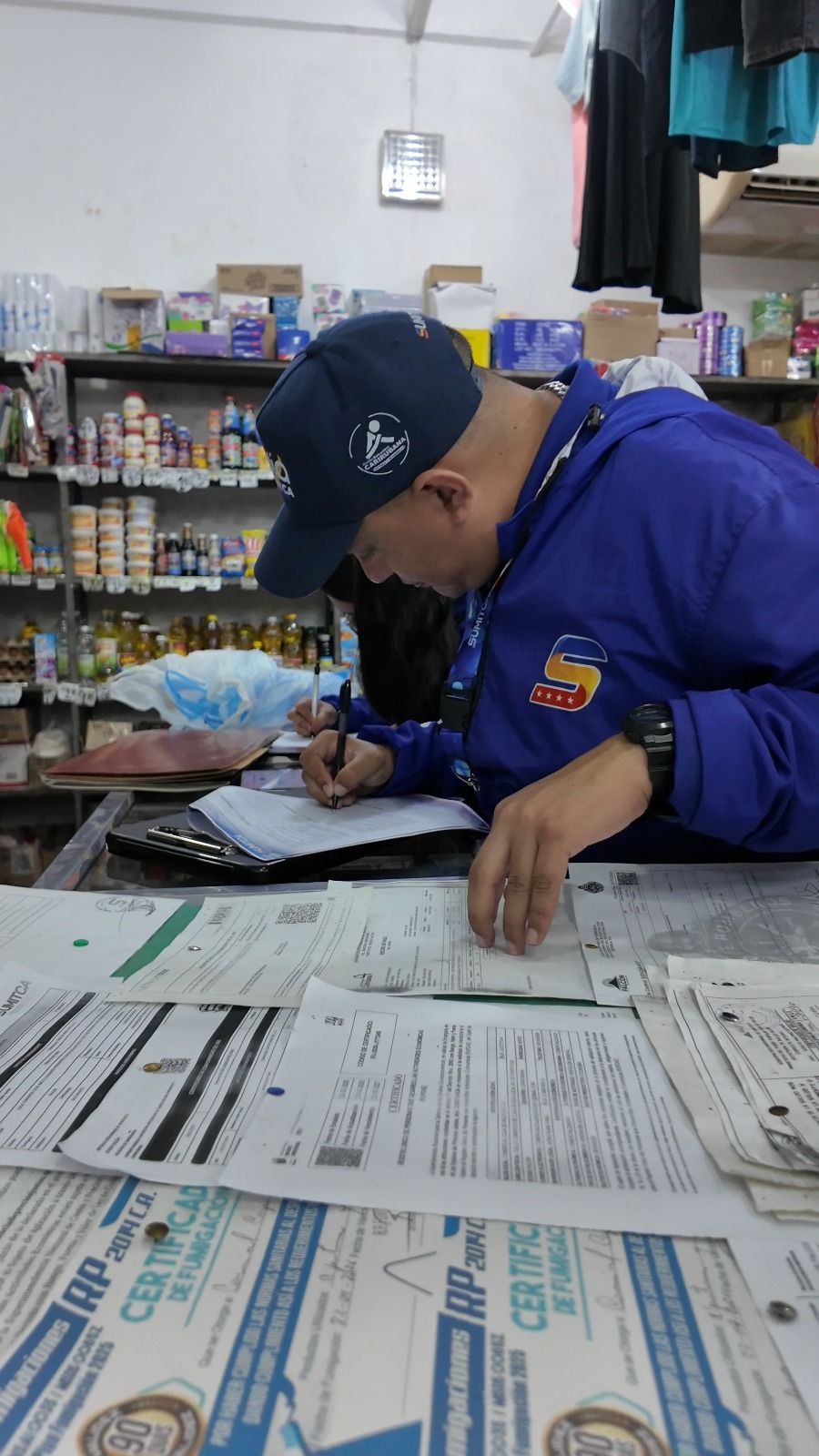 SUMITCA y Policarirubana constatan legalidad comercial y orden público en Caja de Agua